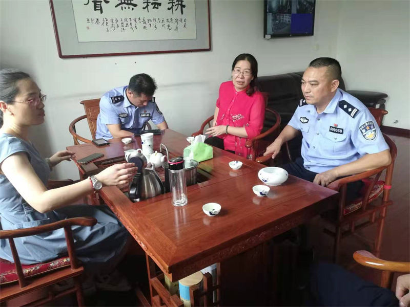 奉新县公安局腹佝委杨上彪到人生就是博官网新材走访调研